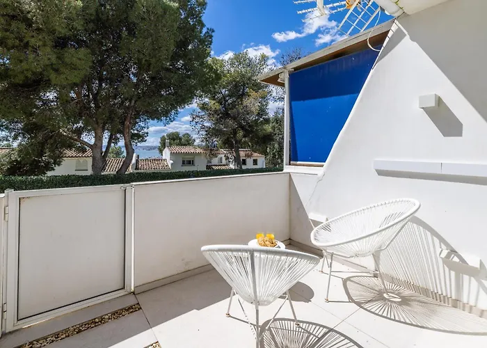 Apartment Ar4 Cosy, One-bed With Sea Views *